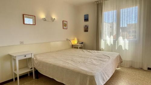 ein kleines Schlafzimmer mit einem Bett und einem Fenster in der Unterkunft JORA 3A - apartamento in L'Estartit