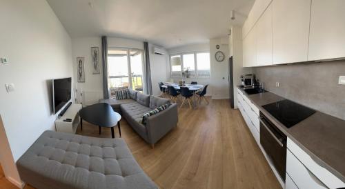uma sala de estar com um sofá e uma mesa em Prestige Aquapark Apartments - Aquatower em Reda