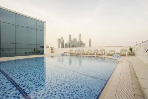 Bazén v ubytování GuestReady - Luxe Studio with JLT Park View nebo v jeho okolí