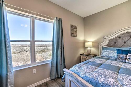 布兰森New Condo No stairs, Branson Skyline, Games Arcade, Central的一间带床和大窗户的卧室