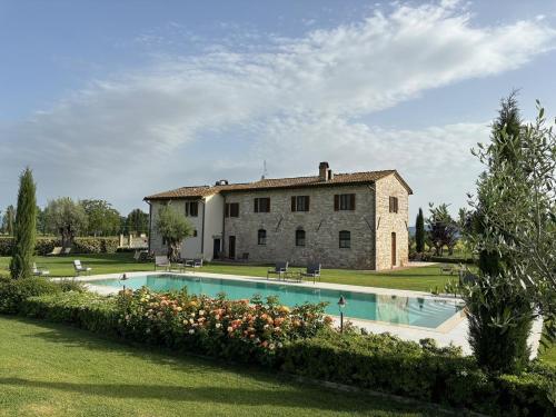 圣维塔勒Borgo Degli Angeli Resort e Spa的一座大房子,前面设有一个游泳池