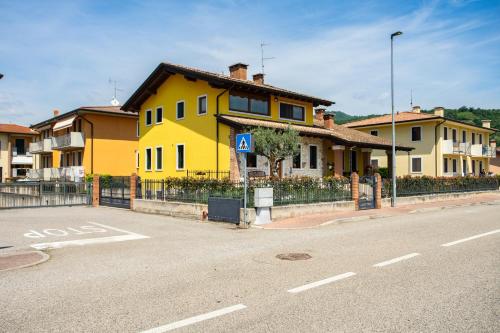 Montecchia di CrosaraにあるCasa Oliverの通路側黄色い家