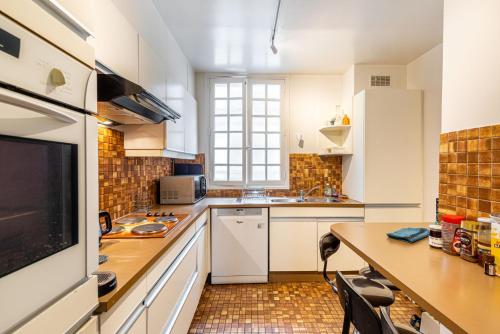 GuestReady - Arc de Triomphe Colorful Escape