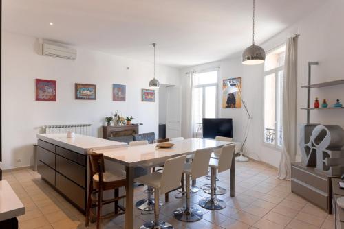 une cuisine et une salle à manger avec une table et des chaises dans l'établissement Carnot Prestige – Spacious & Central, à Cannes