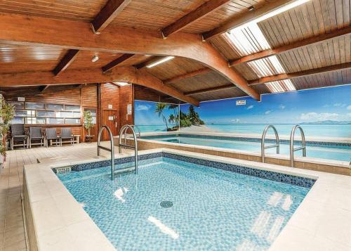 - une piscine intérieure avec vue sur l'océan dans l'établissement Bucklegrove Holiday Park, à Rodney Stoke