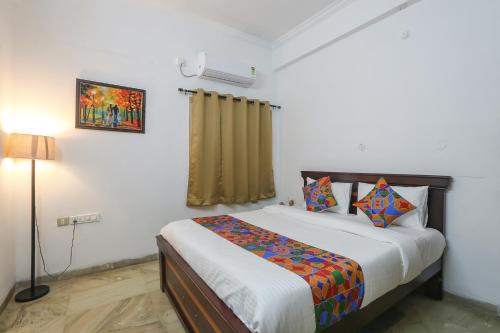 1 dormitorio con 1 cama en una habitación en FabHotel SV Orchids Jubilee Hills en Hyderabad