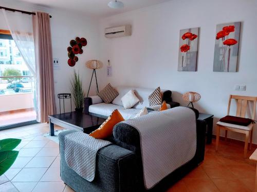 een woonkamer met 2 stoelen en een bank bij Portugal Home in Lagos