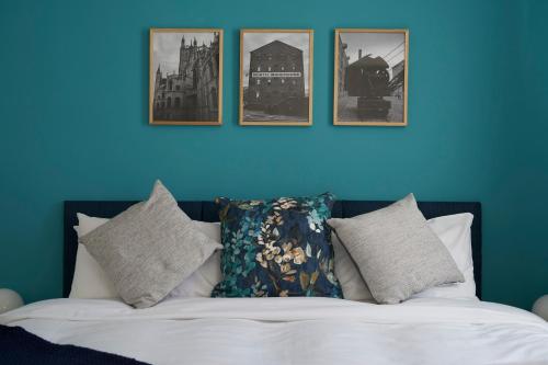 Кровать или кровати в номере Gloucester Apartments by Kahuna Stays, Ideal for Students, Contractors, Professionals & Visitors
