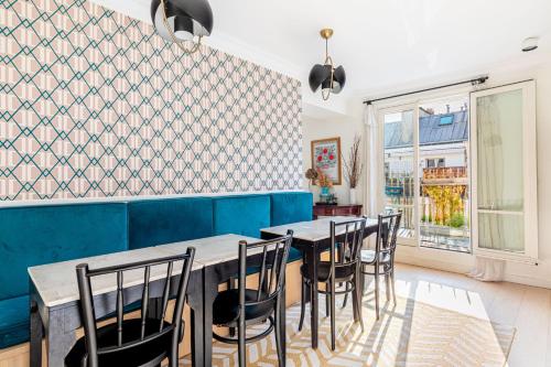 une salle à manger avec une table et des chaises dans l'établissement GuestReady - Ocean blue with Sacré-Cœur views, à Paris