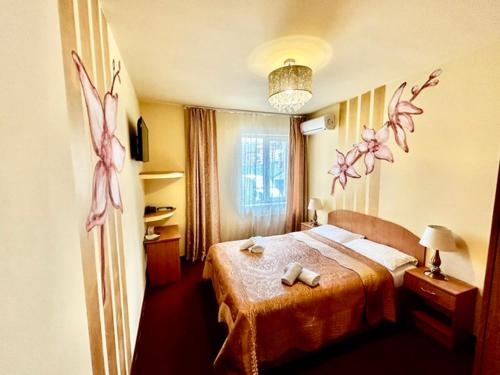 Ένα ή περισσότερα κρεβάτια σε δωμάτιο στο Pensiunea Ileana