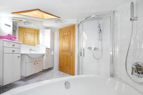シュルンスにあるAppartement Sandraの白いバスルーム(バスタブ、シャワー付)