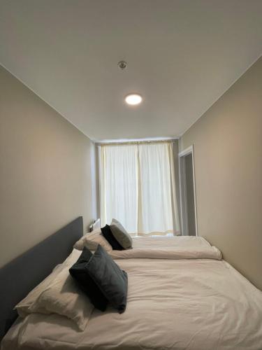 1 dormitorio con 1 cama con 2 almohadas en First Apartment Lillestrøm, en Lillestrøm