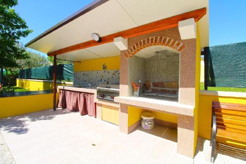 uma cozinha exterior com um edifício amarelo e laranja em Ferienhaus mit Privatpool für 16 Personen ca 190 qm in Vodnjan, Istrien Istrische Riviera em Vodnjan