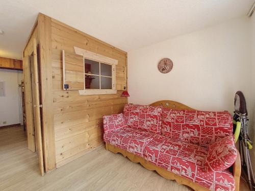 un salon avec un canapé et une fenêtre dans l'établissement APPARTEMENT PIED DES PISTES - SAINT JEAN D'AULPS STATION - 4 Personnes - RELAIS S36, à Saint-Jean-dʼAulps