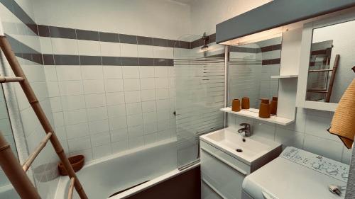 Et badeværelse på Studio Le golf, piscine & océan