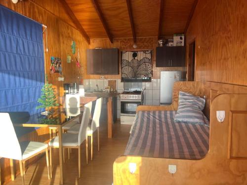 eine Küche mit einem Sofa und einem Tisch in einem Zimmer in der Unterkunft MARE VENTUM in Valdivia