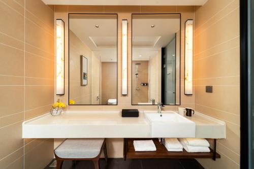 佛山市にあるSSAW Boutique Hotel Foshan Qiandeng Lakeのバスルーム(大きな白い洗面台、鏡付)