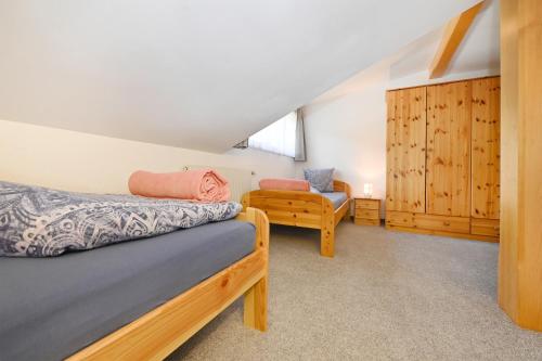 ein Schlafzimmer mit 2 Betten und einem Stuhl darin in der Unterkunft Appartement Sandra in Schruns-Tschagguns