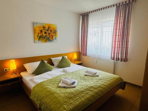 ein Hotelzimmer mit einem Bett mit Handtüchern darauf in der Unterkunft Ferienwohnung Schmachter See in Binz