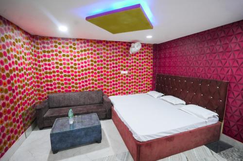 מיטה או מיטות בחדר ב-Parinay Vatika Inn