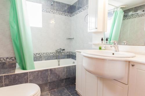 Koupelna v ubytování Koridalos 3 Bd Terrace Apt with Spectacular Views