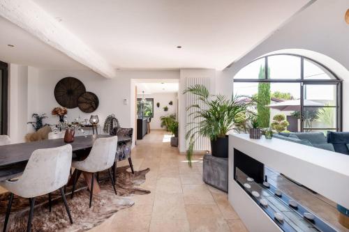 Χώρος καθιστικού στο Les cèdres bleus - Beautiful house with pool and garden