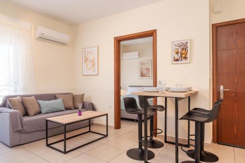 Comfort Stay - 3 min Walk to Beach & Town - III
