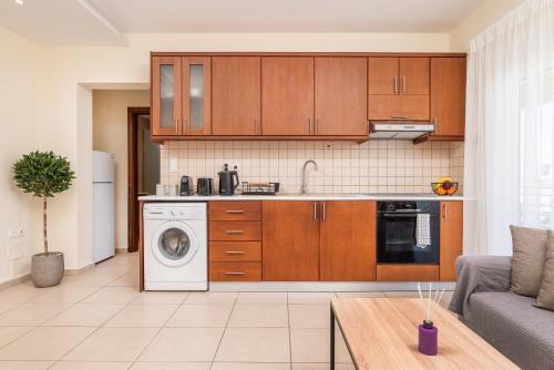 Comfort Stay - 3 min Walk to Beach & Town - III