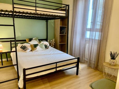 une chambre avec un lit superposé avec des draps blancs dans l'établissement Appartement remblai 1 chambre Sortie direct plage, à Les Sables-dʼOlonne