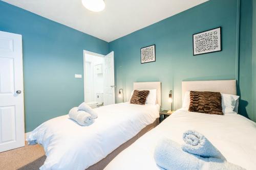 Un pat sau paturi într-o cameră la Shamrock House- 2 BR House, Free Parking & WIFI