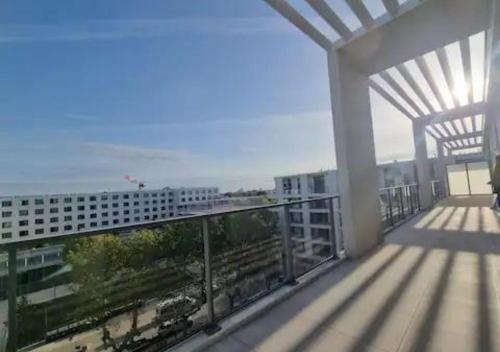 un balcon avec vue sur un immeuble dans l'établissement Appartement lumineux, 6p, toit terrasse, à Montpellier