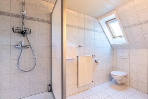 y baño con ducha y aseo. en alkoven, en Oldsum