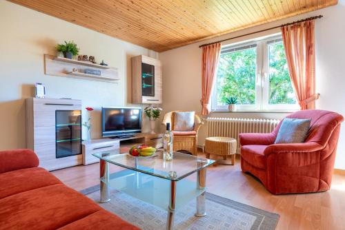 sala de estar con sofá y mesa en alkoven, en Oldsum