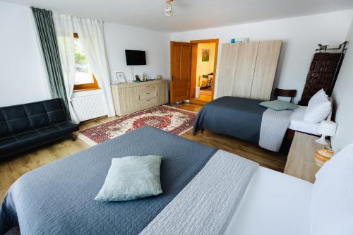 um quarto de hotel com duas camas e uma televisão em Casa Sighisoara56 em Sighisoara