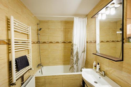 een badkamer met een bad en een wastafel bij Casa Sighisoara56 in Sighişoara