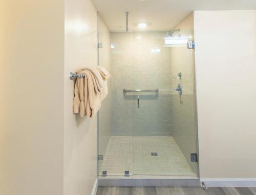 baño con ducha y puerta de cristal en Laurel Point Resort by Capital Vacations, en Gatlinburg