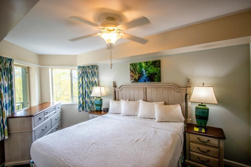 1 dormitorio con 1 cama y ventilador de techo en Laurel Point Resort by Capital Vacations en Gatlinburg