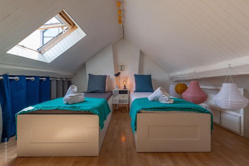 - 2 lits dans une chambre mansardée avec fenêtre dans l'établissement Maison atypique et familiale, proche Disney avec Wifi, à Chessy