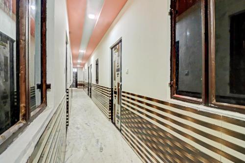 un corridoio vuoto in un edificio con finestre di OYO S S Palace ad Agra