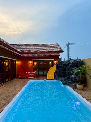 La alberca dentro o cerca de MARENA Poolvilla UdonThani