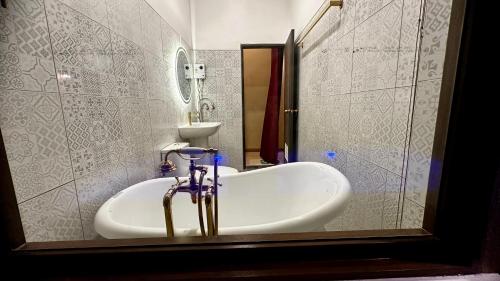 y baño con bañera y lavamanos. en MARENA Poolvilla UdonThani, en Udon Thani