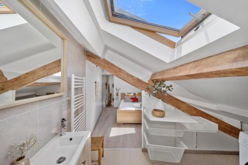 La salle de bains est pourvue d'une lucarne au plafond. dans l'établissement Le Vannerie - Appartement cœur historique - Tout équipé, à Dijon