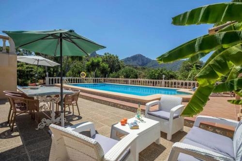 ポリェンサにあるVilla Colonya Jaume-3 bedrooms, private pool near Pollensaのパティオ(テーブル、椅子付)、プールが備わります。