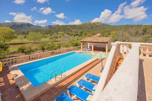 ポリェンサにあるVilla Colonya Jaume-3 bedrooms, private pool near Pollensaのスイミングプール(椅子付)、ガゼボ