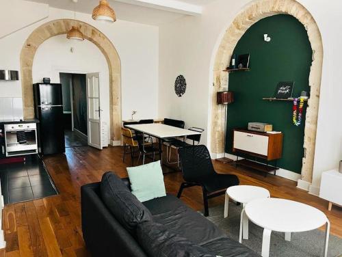 un salon avec un canapé et une table dans l'établissement appartement 65 M2 Montpellier centre, à Montpellier