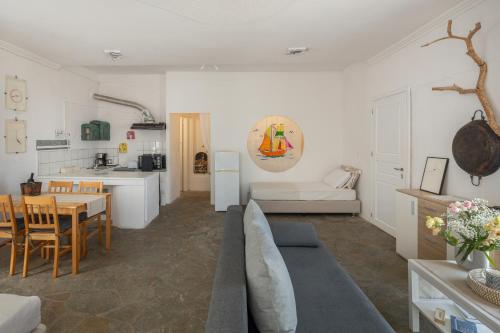 un soggiorno con un divano e un tavolo di Studio Home a Naoussa