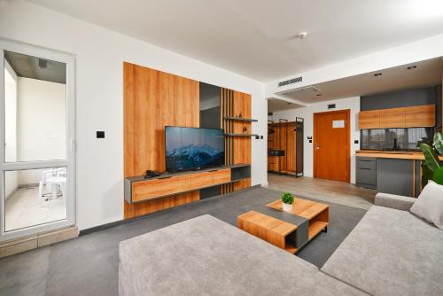 sala de estar con sofá y TV de pantalla plana en Hotel Bavaro en Sunny Beach