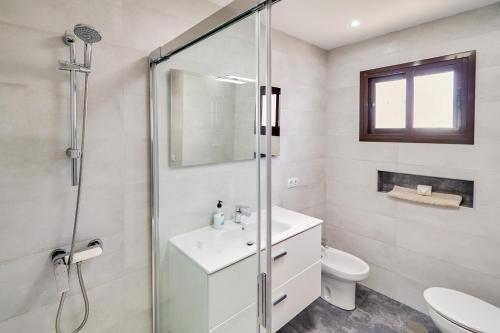 Koupelna v ubytování Villa Del Sol - LH133 By Villas Now Ltd