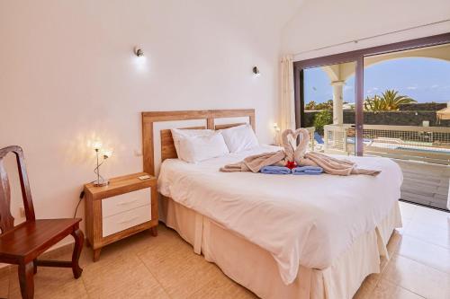 Postel nebo postele na pokoji v ubytování Villa Del Sol - LH133 By Villas Now Ltd