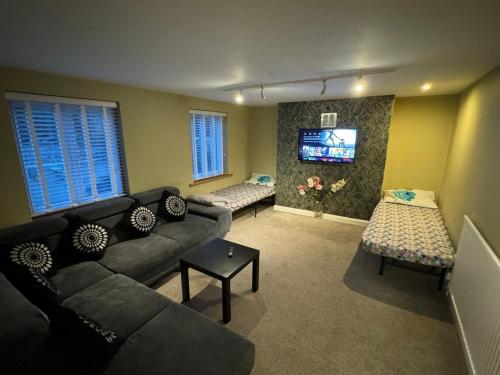 a living room with a couch and a tv at Elegant flat in a fantastic area in London